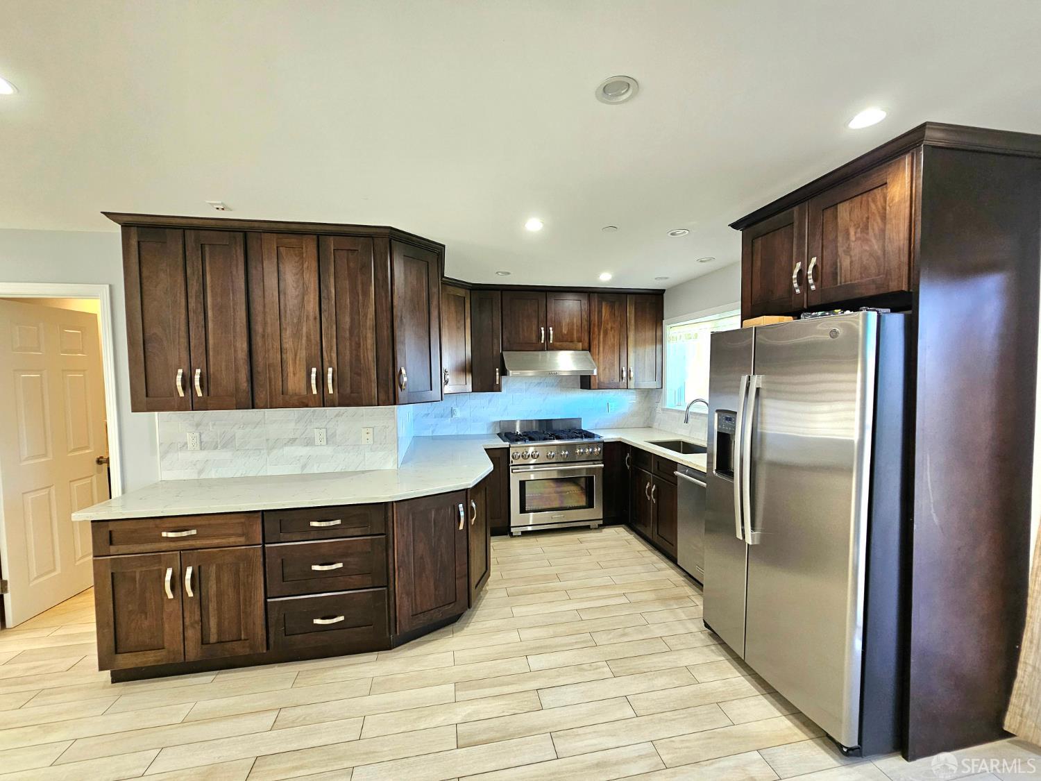 Detail Gallery Image 10 of 72 For 879 Humboldt Rd, Brisbane,  CA 94005 - 7 Beds | 6 Baths