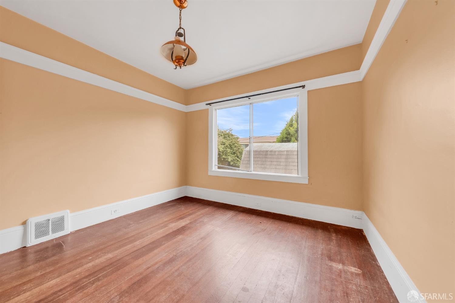 Detail Gallery Image 8 of 21 For 41 Ridgewood Ave, San Francisco,  CA 94112 - 2 Beds | 1 Baths