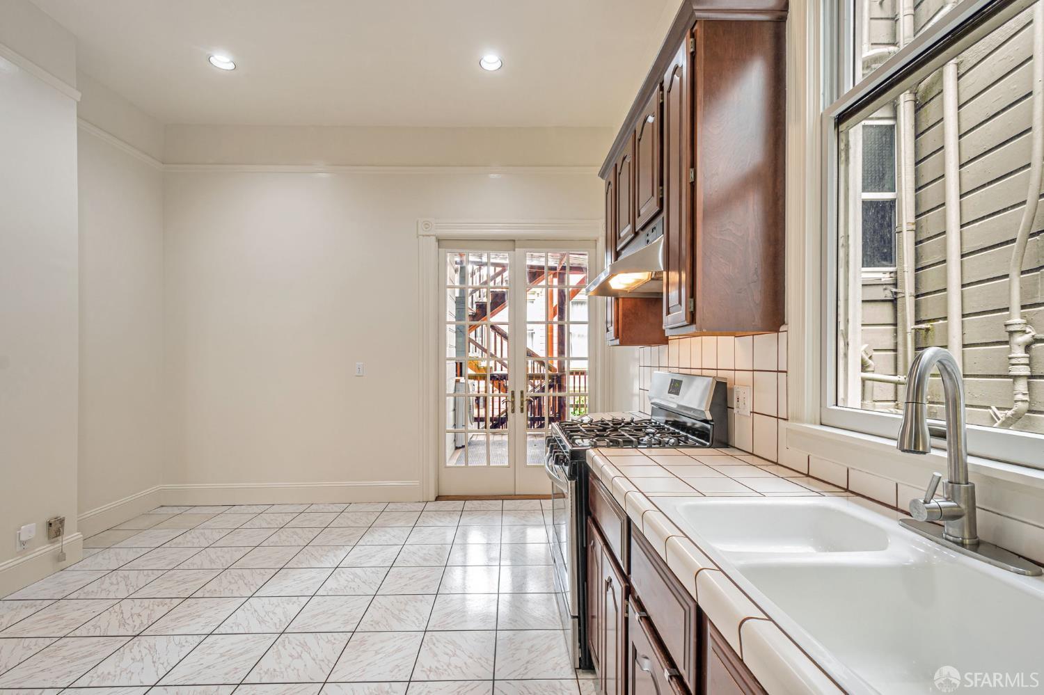 Detail Gallery Image 8 of 41 For 2733 Sutter St, San Francisco,  CA 94115 - 3 Beds | 2 Baths