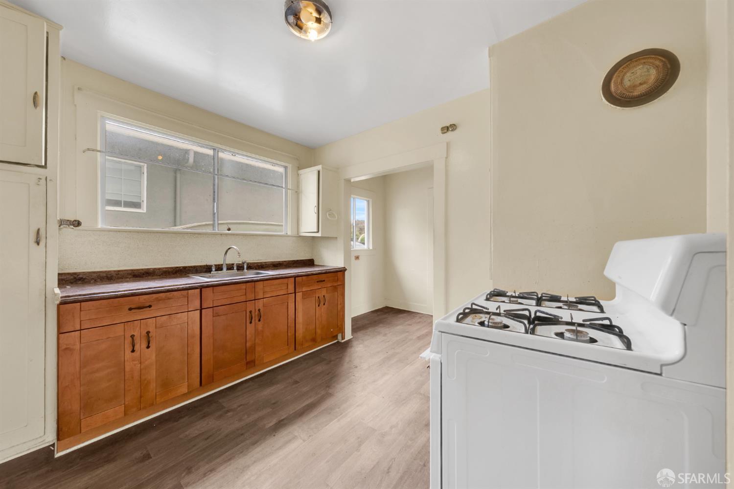Detail Gallery Image 5 of 21 For 41 Ridgewood Ave, San Francisco,  CA 94112 - 2 Beds | 1 Baths