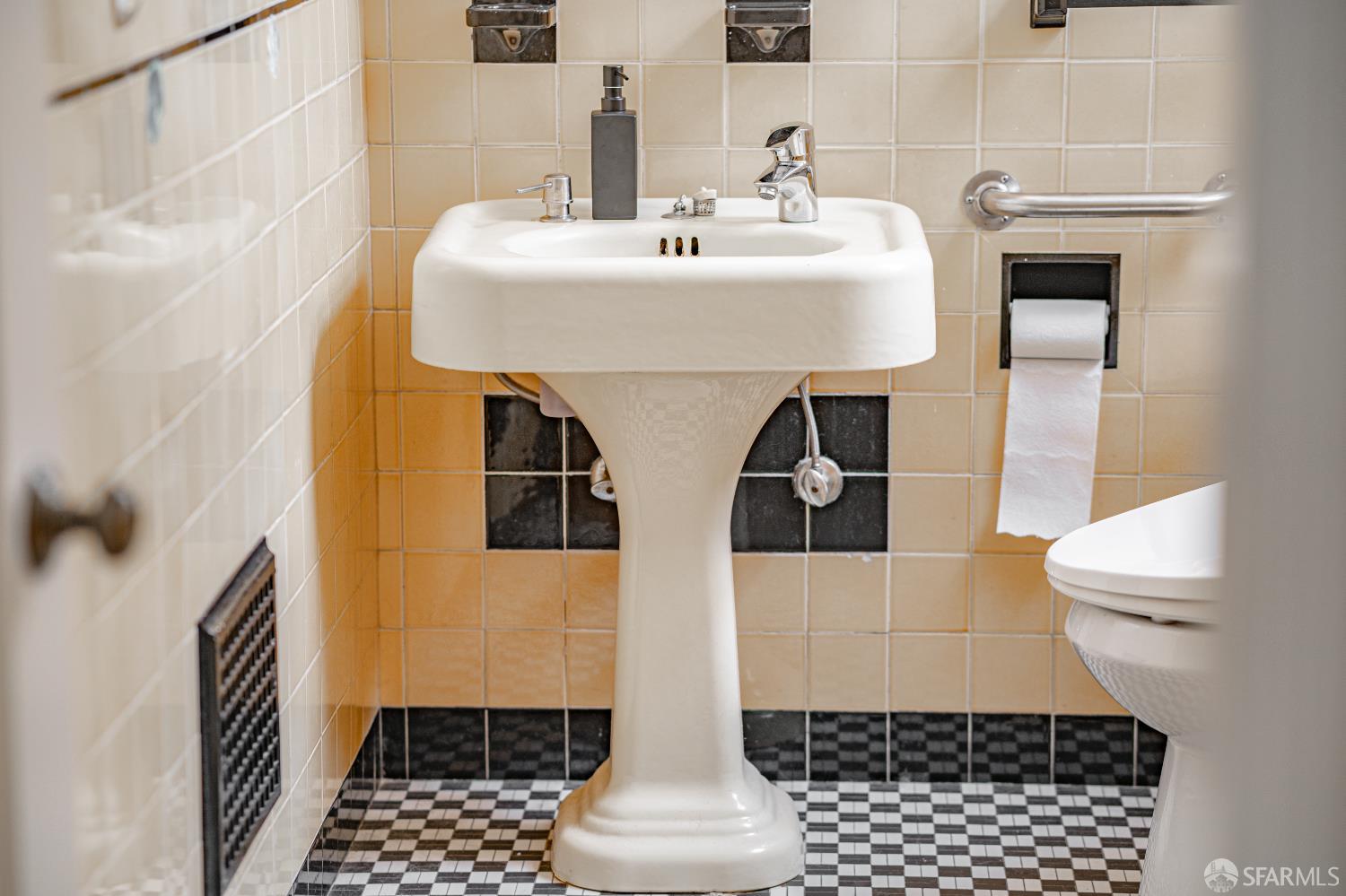 Detail Gallery Image 22 of 38 For 2212 15th Ave, San Francisco,  CA 94116 - 2 Beds | 1 Baths