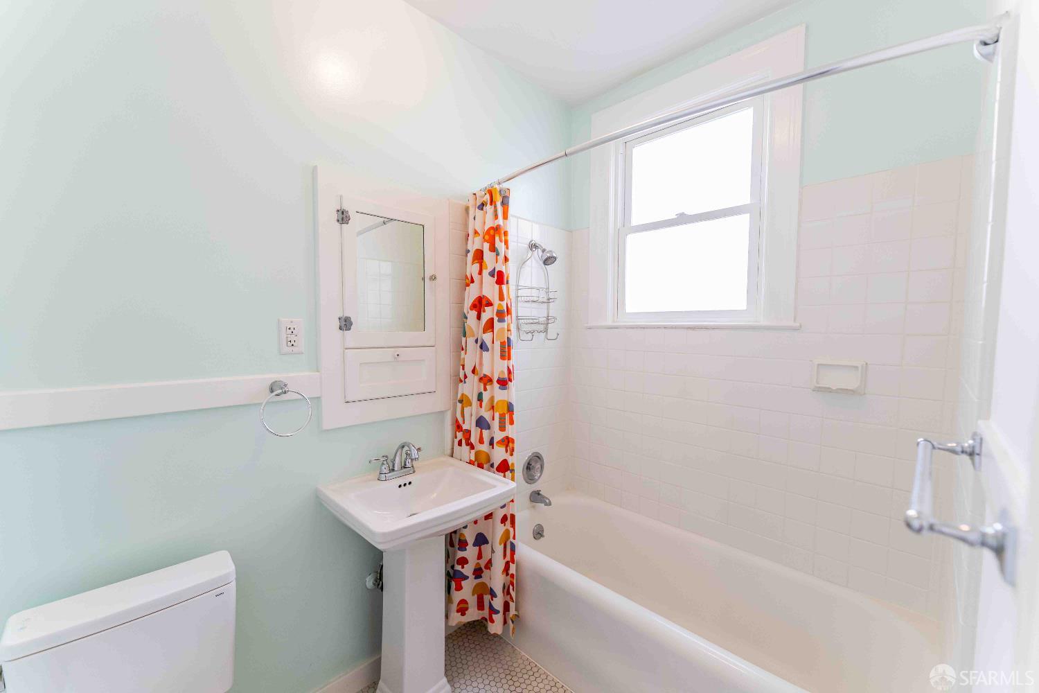 Detail Gallery Image 4 of 8 For 3440 Pierce St #1,  San Francisco,  CA 94123 - 1 Beds | 1 Baths