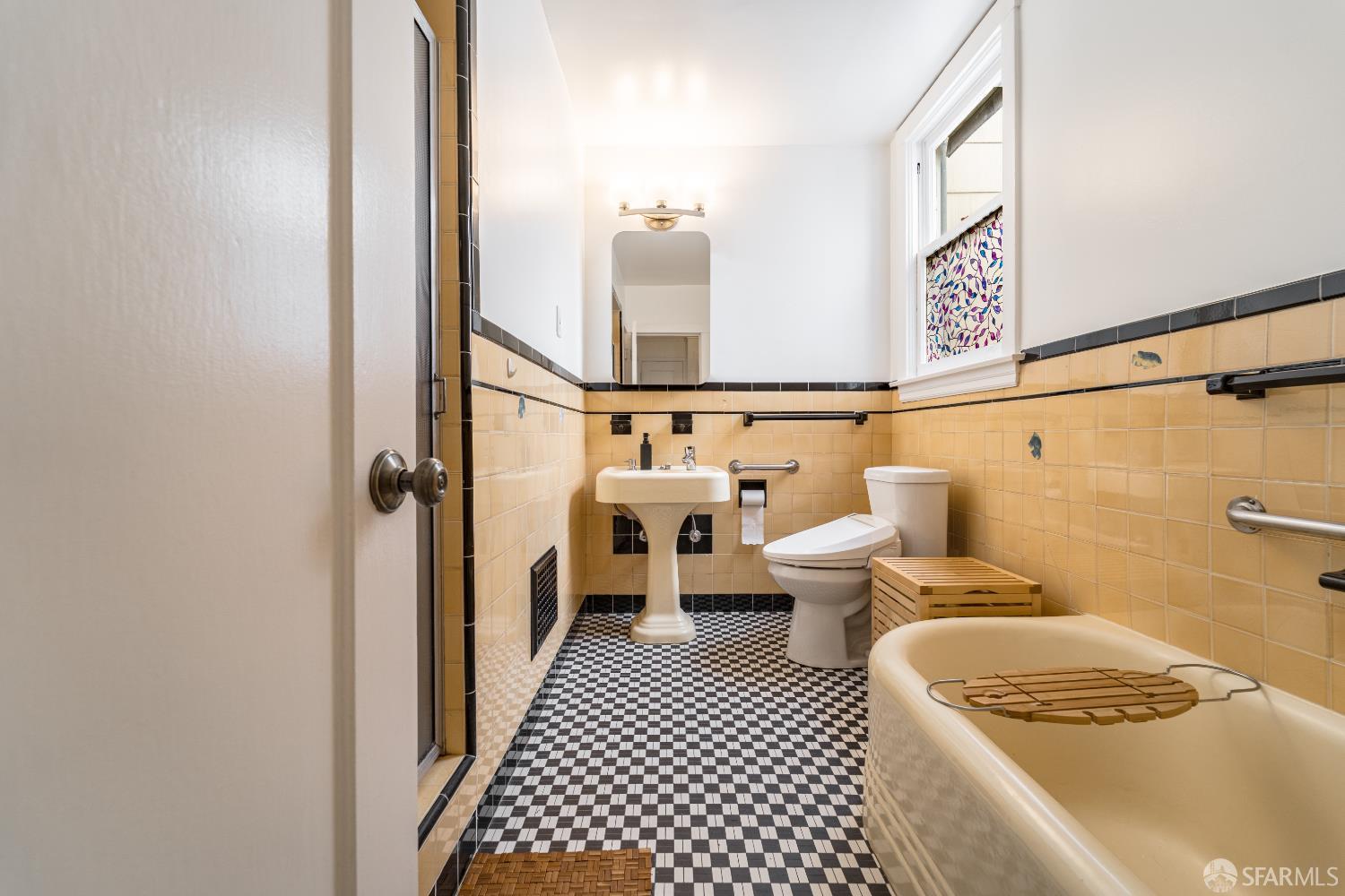 Detail Gallery Image 17 of 38 For 2212 15th Ave, San Francisco,  CA 94116 - 2 Beds | 1 Baths