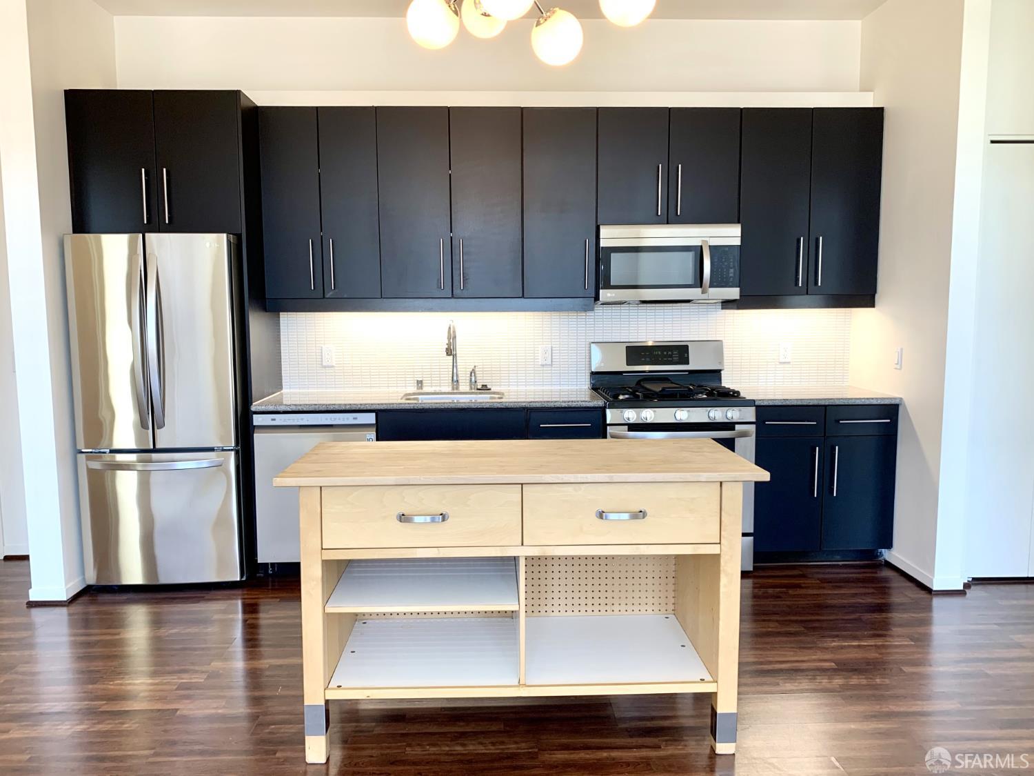 Detail Gallery Image 7 of 45 For 3801 San Pablo Ave #207,  Emeryville,  CA 94608 - 2 Beds | 1/1 Baths