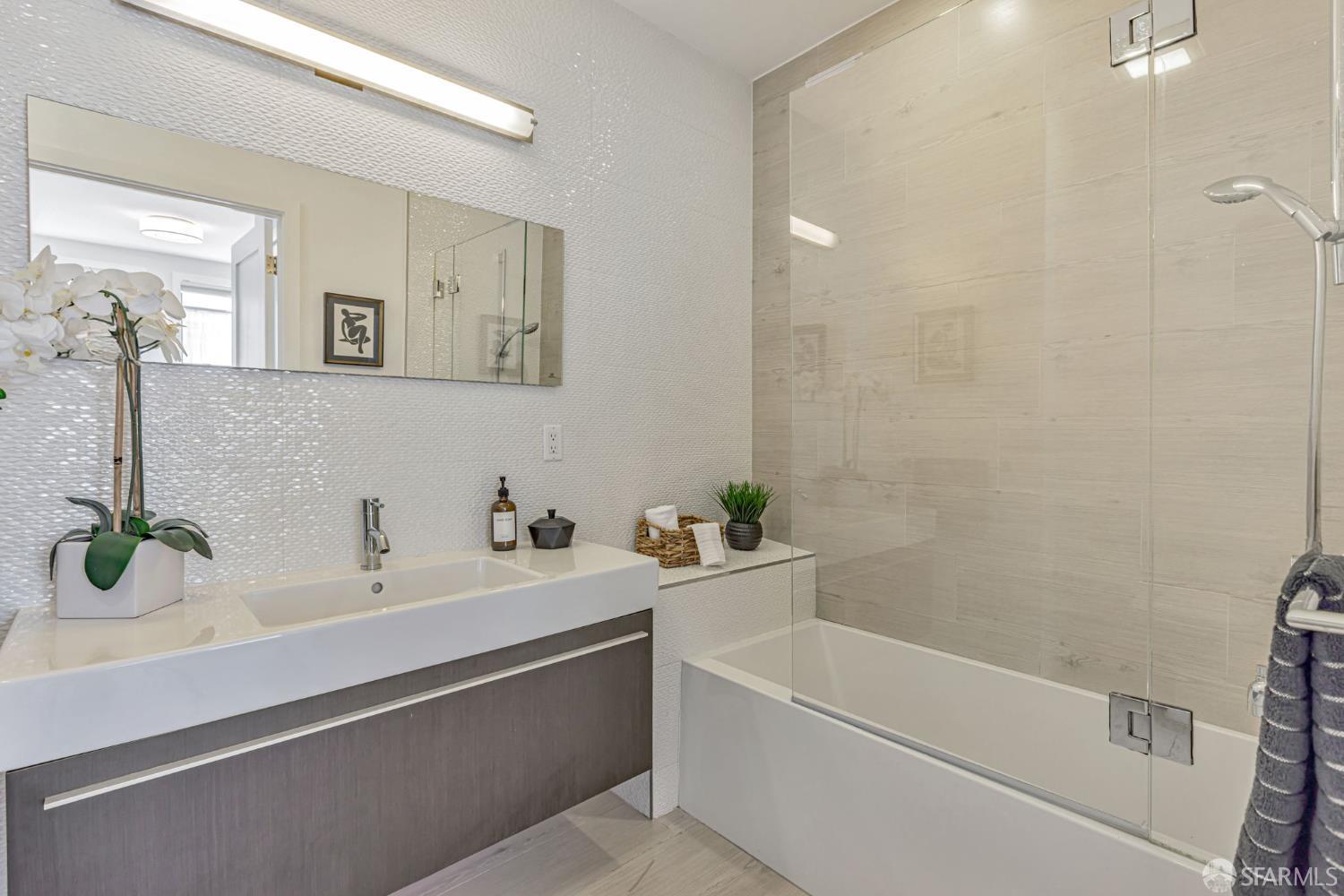 Detail Gallery Image 6 of 41 For 413 Valencia St #303,  San Francisco,  CA 94103 - 2 Beds | 2 Baths