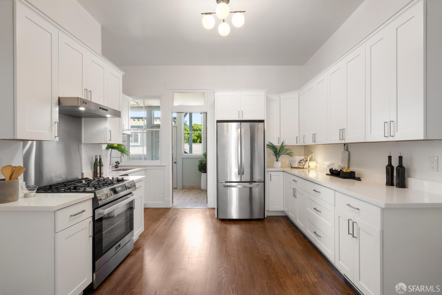 Detail Gallery Image 8 of 33 For 1384 Utah St, San Francisco,  CA 94110 - 2 Beds | 1 Baths
