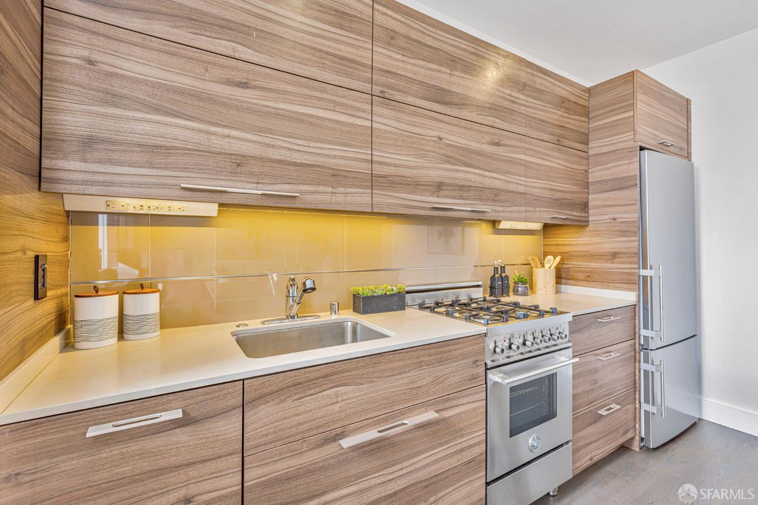 Detail Gallery Image 3 of 41 For 413 Valencia St #303,  San Francisco,  CA 94103 - 2 Beds | 2 Baths