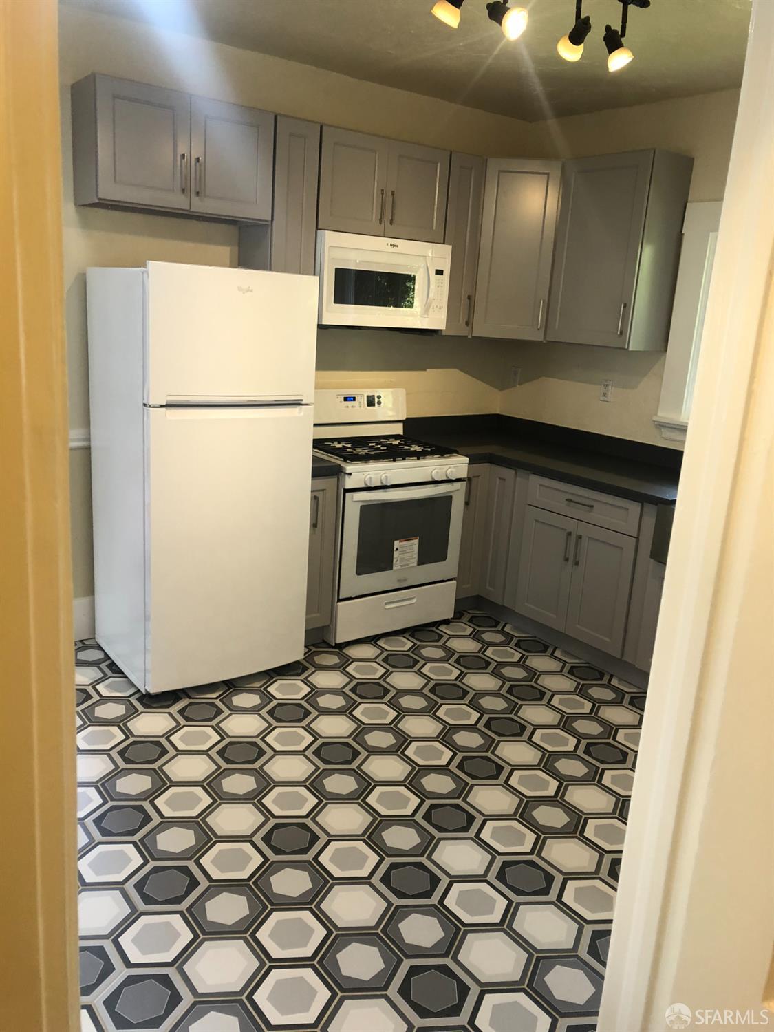 Detail Gallery Image 3 of 20 For 2941 Harrison St, Oakland,  CA 94611 - – Beds | – Baths