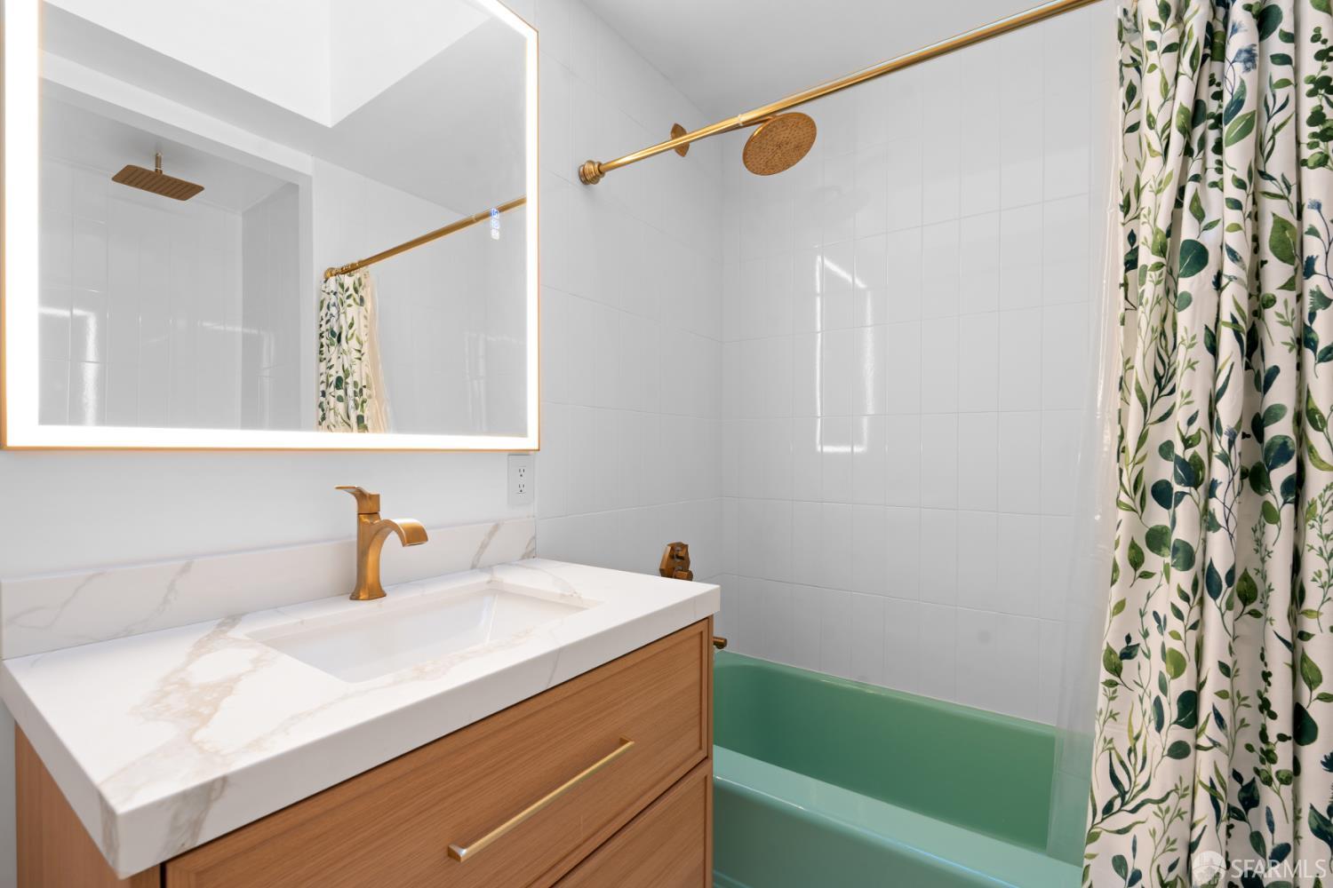 Detail Gallery Image 13 of 33 For 208 Harkness Ave, San Francisco,  CA 94134 - 3 Beds | 2 Baths