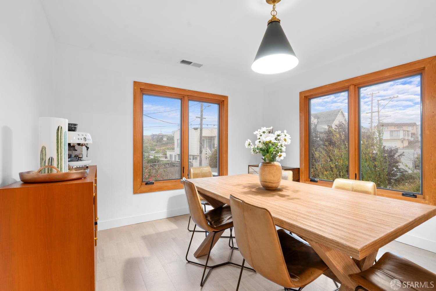 Detail Gallery Image 7 of 33 For 208 Harkness Ave, San Francisco,  CA 94134 - 3 Beds | 2 Baths