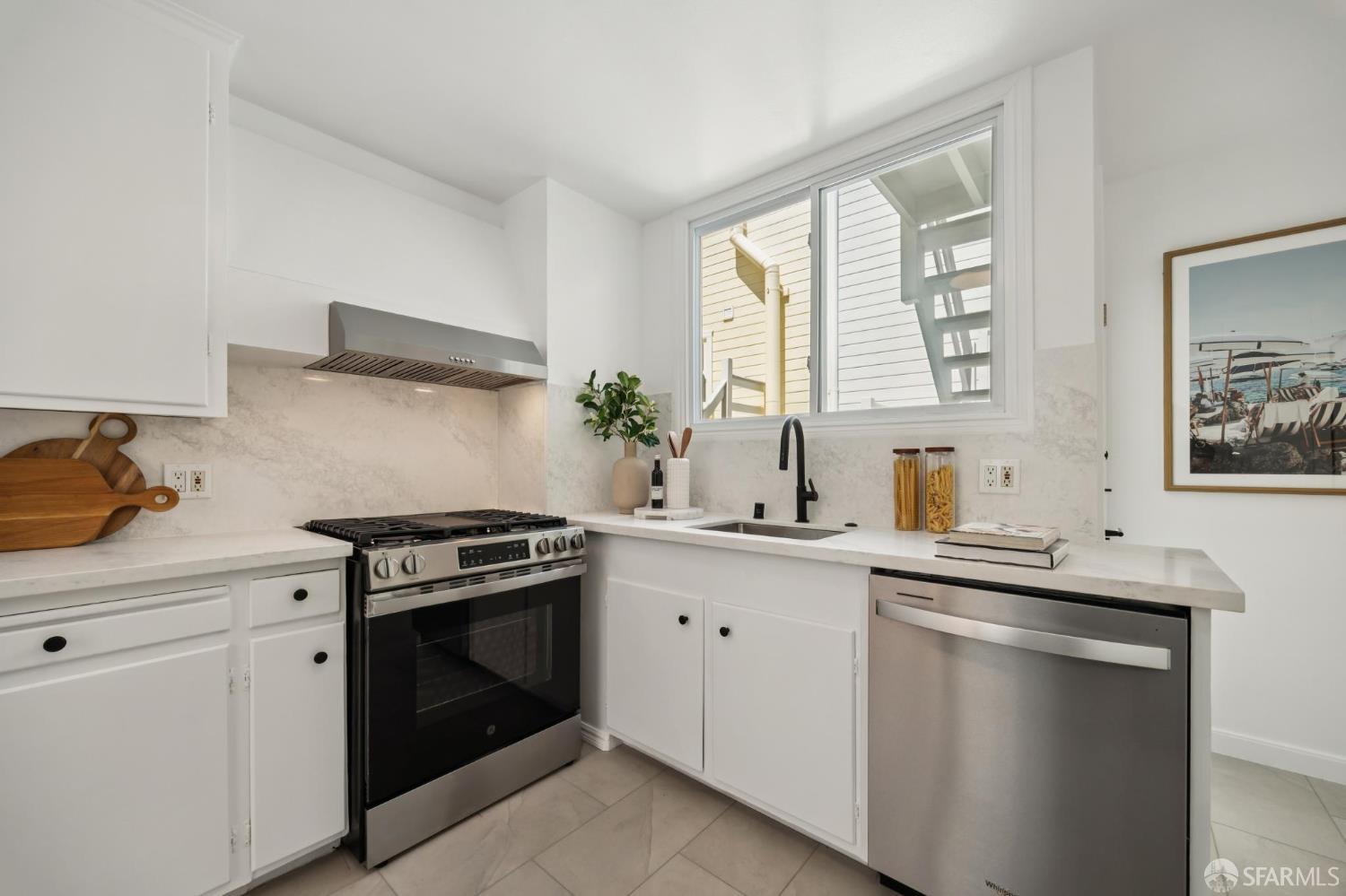 Detail Gallery Image 8 of 27 For 3240 Clay St, San Francisco,  CA 94115 - 2 Beds | 2 Baths