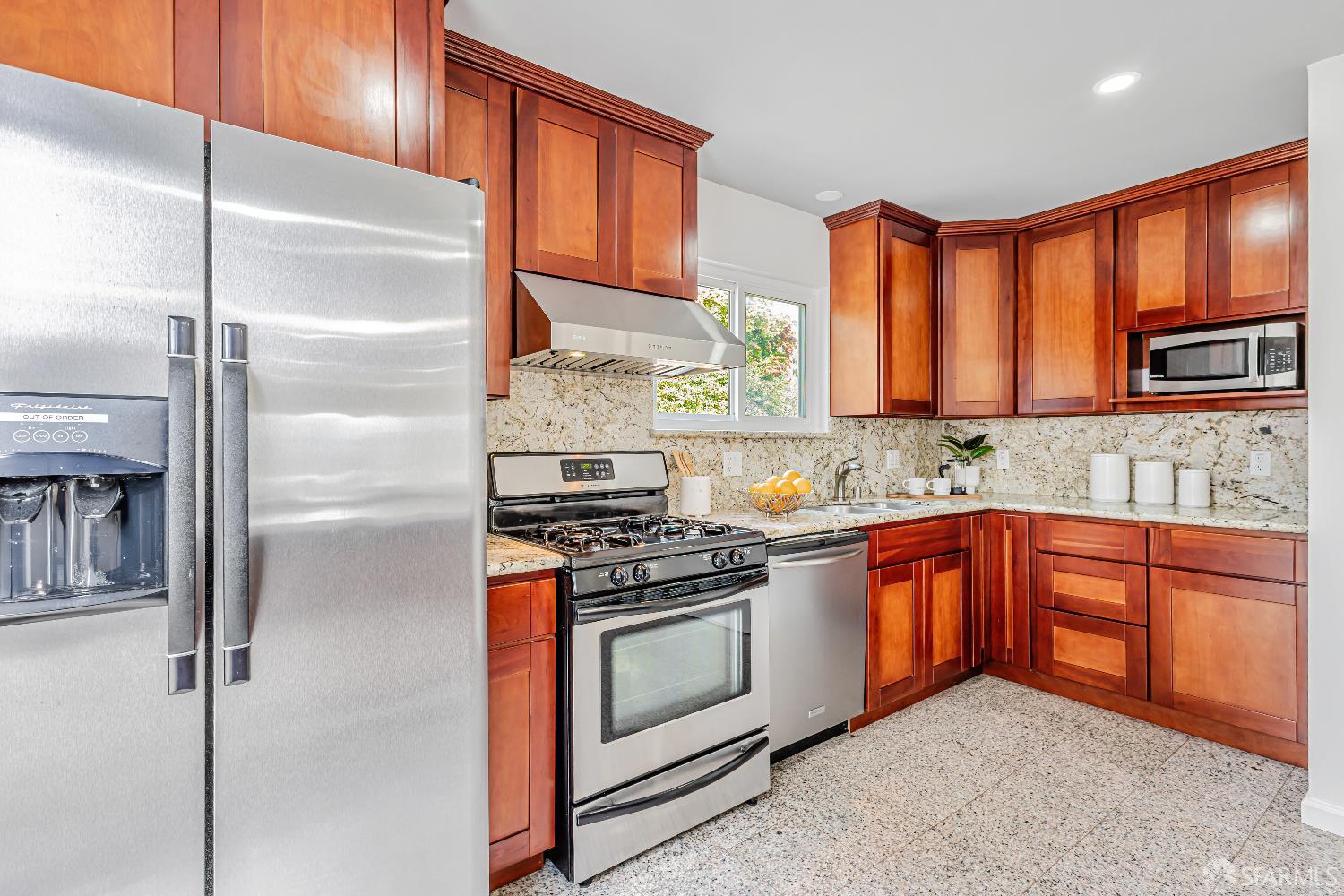 Detail Gallery Image 6 of 32 For 508 Rocca Ave, South San Francisco,  CA 94080 - 3 Beds | 2 Baths