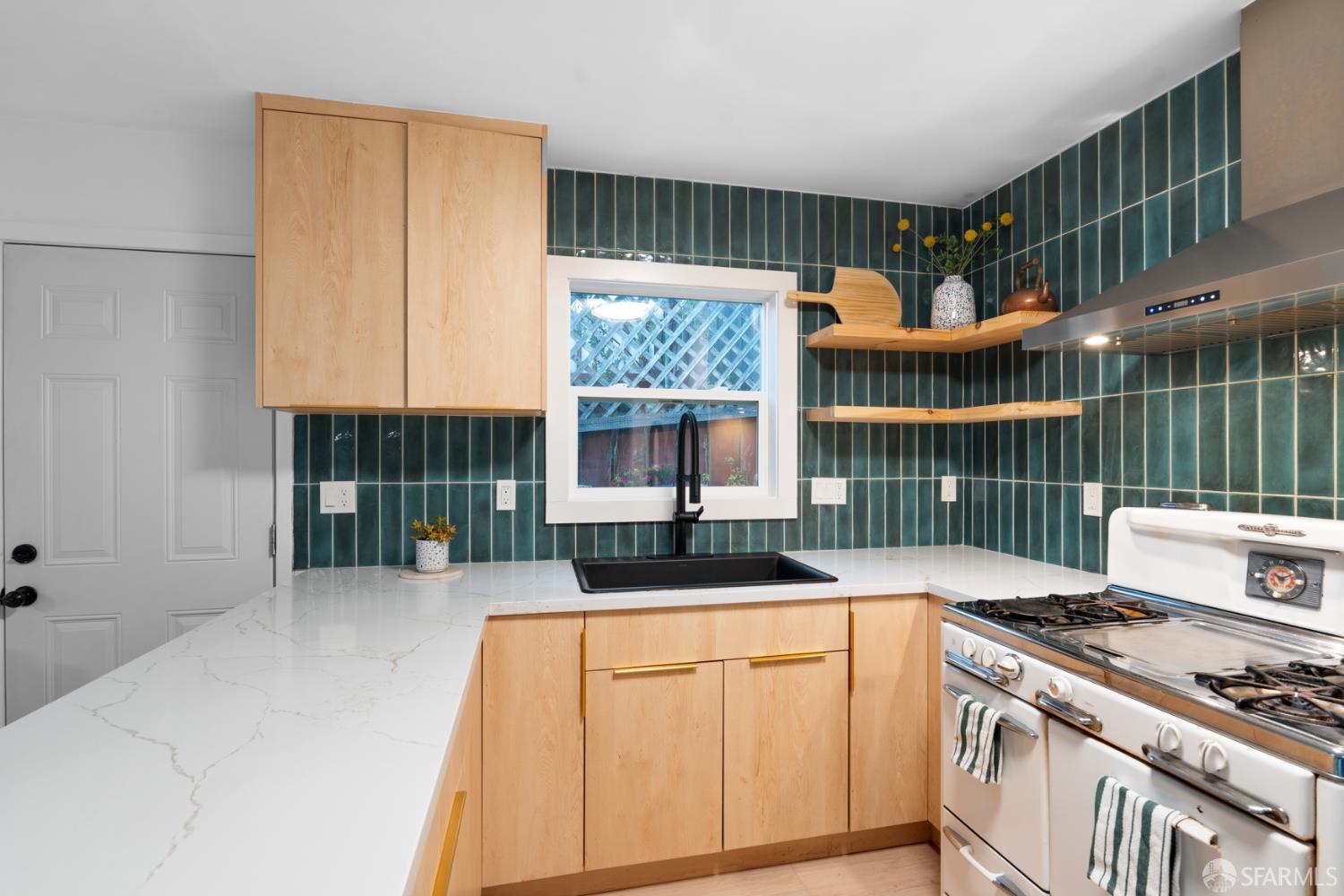 Detail Gallery Image 11 of 33 For 208 Harkness Ave, San Francisco,  CA 94134 - 3 Beds | 2 Baths
