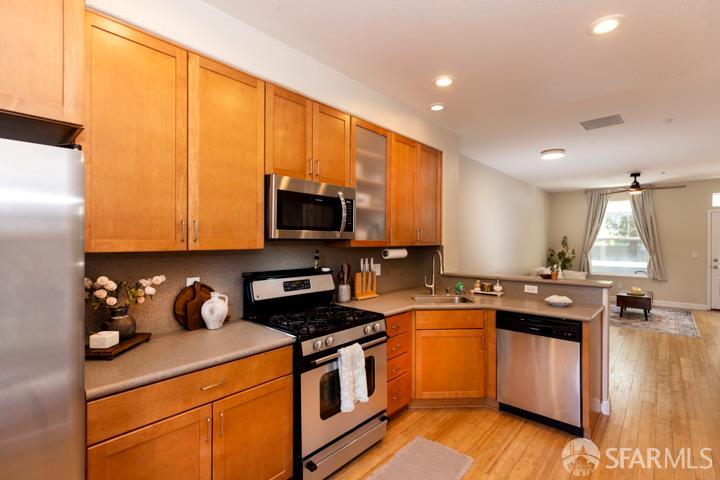 Detail Gallery Image 2 of 31 For 22832 Evanswood Rd, Hayward,  CA 94541 - 2 Beds | 2/1 Baths