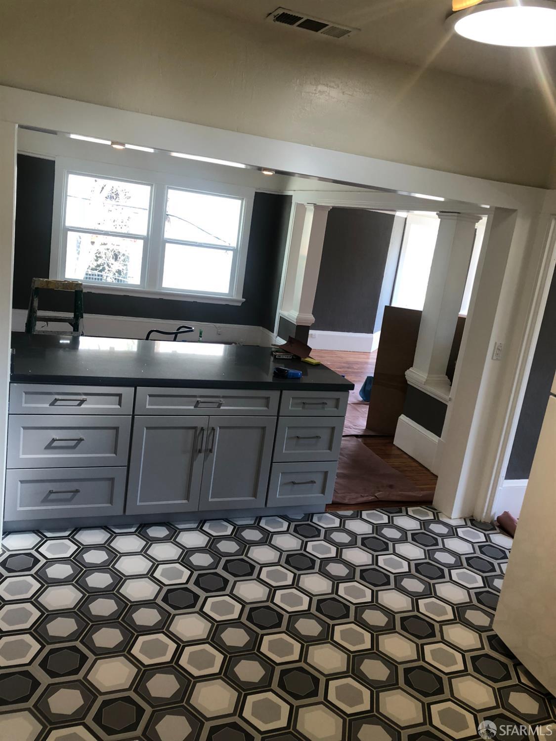 Detail Gallery Image 6 of 20 For 2941 Harrison St, Oakland,  CA 94611 - – Beds | – Baths