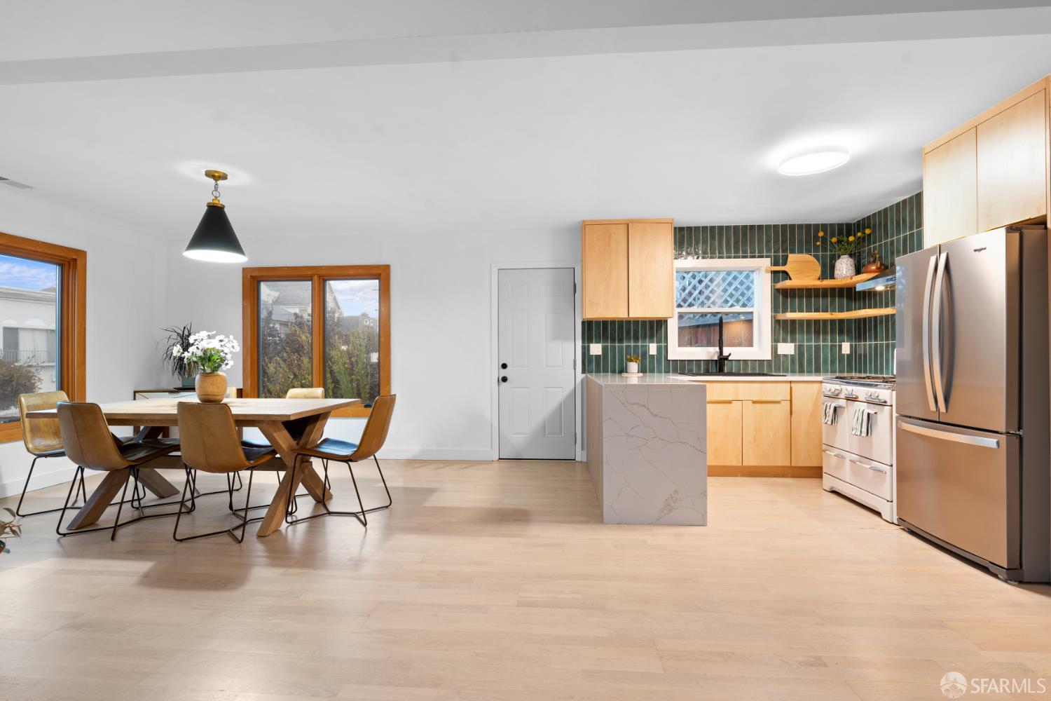 Detail Gallery Image 6 of 33 For 208 Harkness Ave, San Francisco,  CA 94134 - 3 Beds | 2 Baths