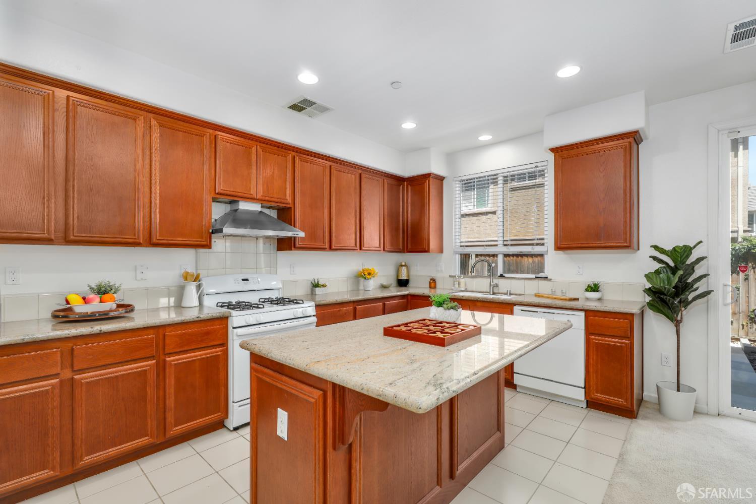 Detail Gallery Image 8 of 33 For 161 Kapalua Bay Cir, Pittsburg,  CA 94565 - 3 Beds | 2/1 Baths