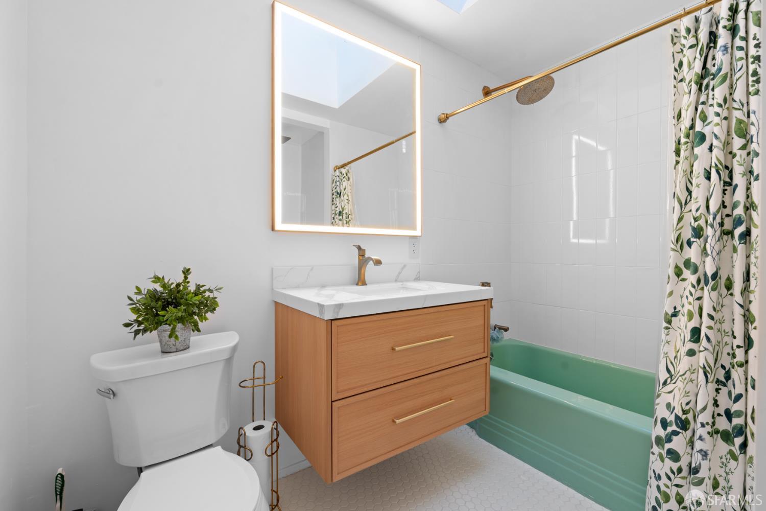 Detail Gallery Image 12 of 33 For 208 Harkness Ave, San Francisco,  CA 94134 - 3 Beds | 2 Baths