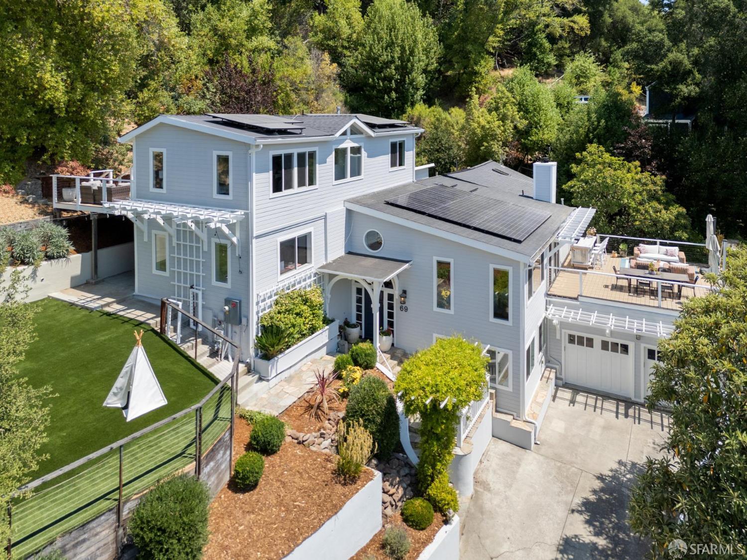 Detail Gallery Image 2 of 66 For 69 La Espiral, Orinda,  CA 94563 - 4 Beds | 3/1 Baths