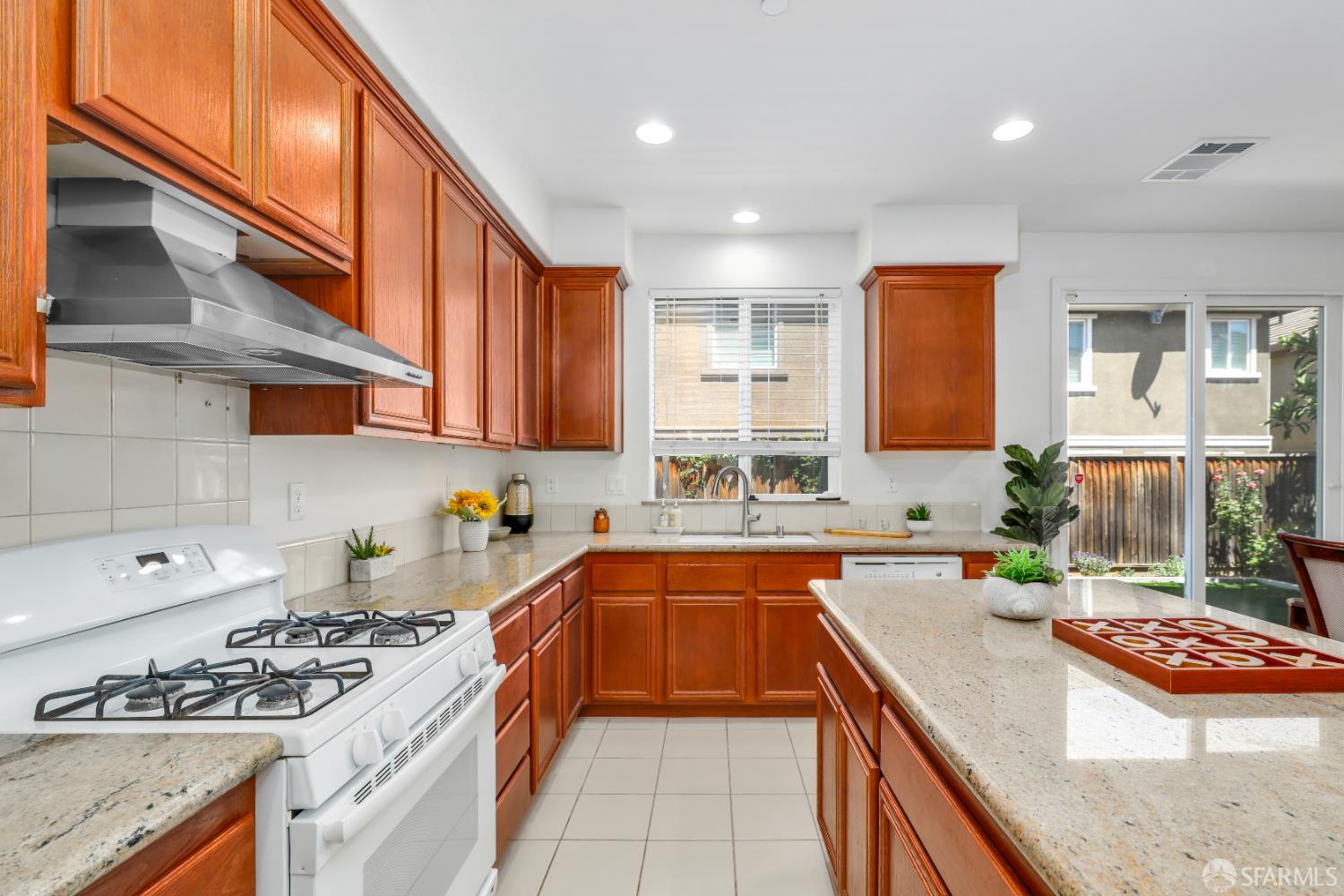 Detail Gallery Image 9 of 33 For 161 Kapalua Bay Cir, Pittsburg,  CA 94565 - 3 Beds | 2/1 Baths