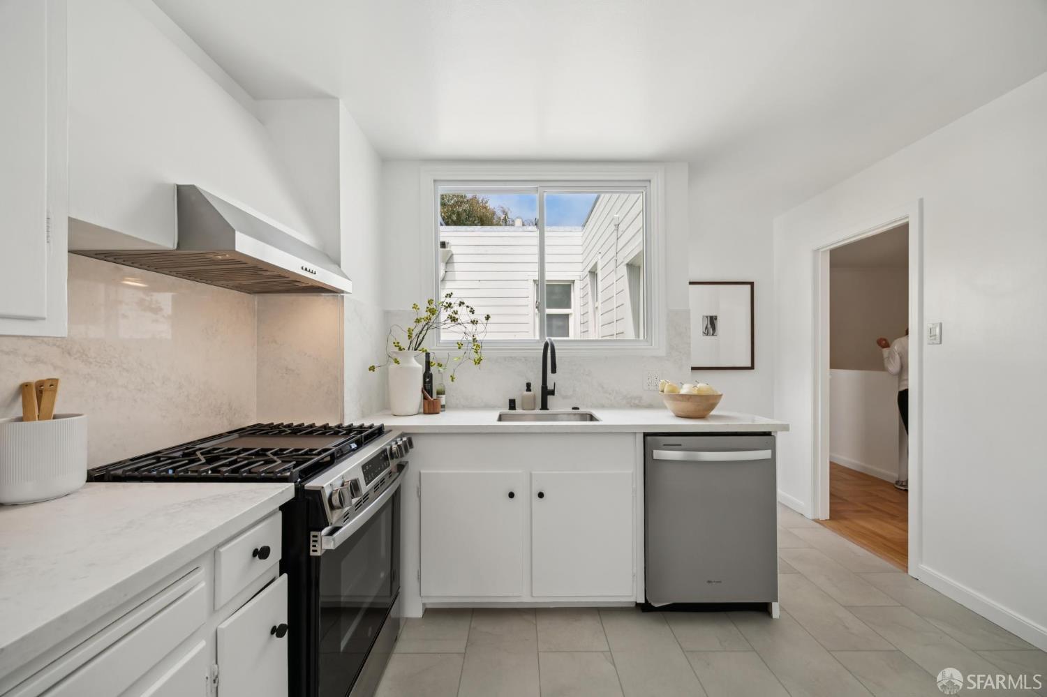 Detail Gallery Image 8 of 44 For 3240 Clay St, San Francisco,  CA 94115 - – Beds | – Baths