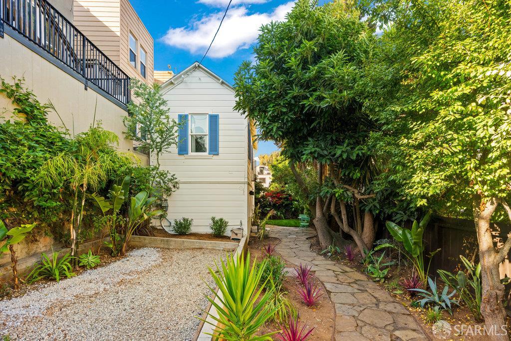 Detail Gallery Image 3 of 33 For 150 Kingston St, San Francisco,  CA 94110 - 2 Beds | 1/1 Baths