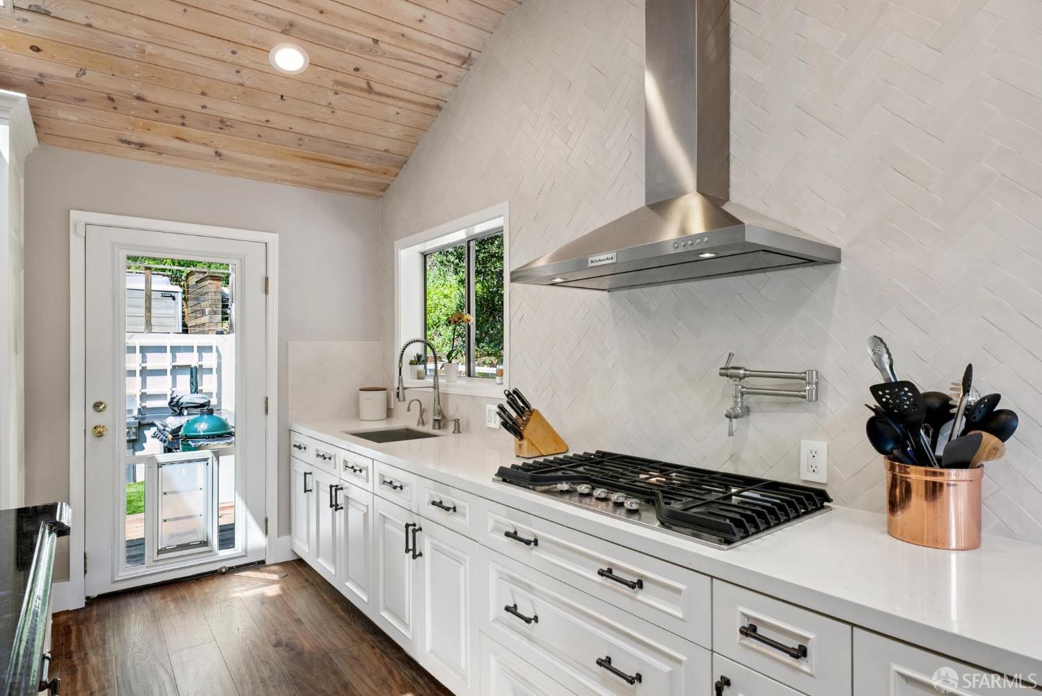 Detail Gallery Image 14 of 66 For 69 La Espiral, Orinda,  CA 94563 - 4 Beds | 3/1 Baths