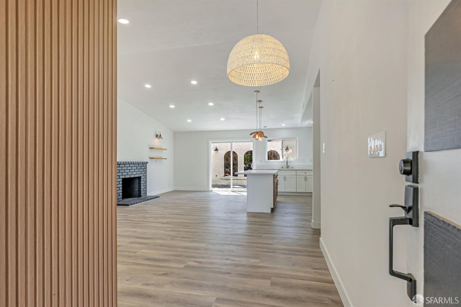 Detail Gallery Image 6 of 31 For 372 Glacier Dr, Martinez,  CA 94553 - 4 Beds | 2 Baths