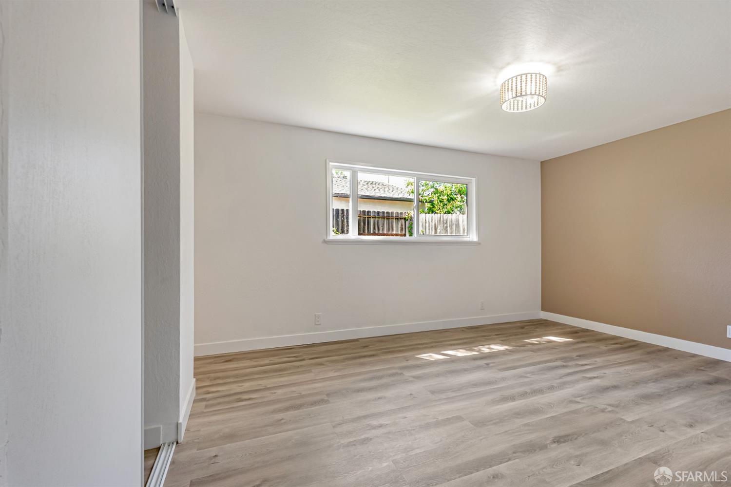 Detail Gallery Image 16 of 31 For 372 Glacier Dr, Martinez,  CA 94553 - 4 Beds | 2 Baths