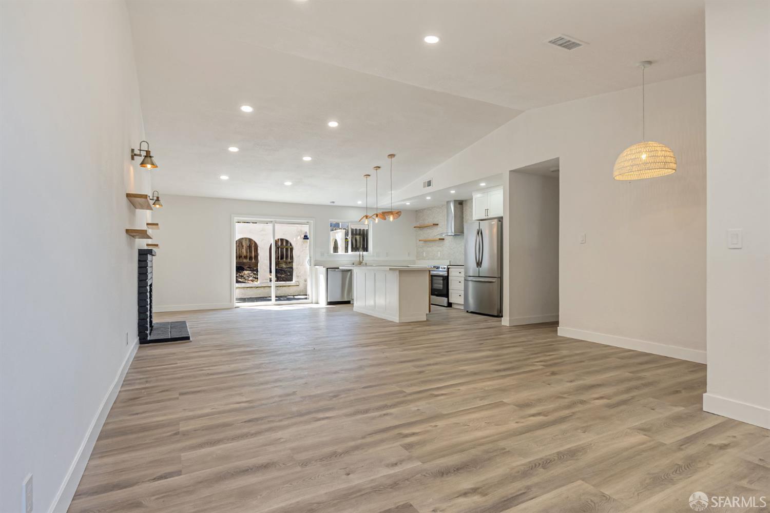 Detail Gallery Image 9 of 31 For 372 Glacier Dr, Martinez,  CA 94553 - 4 Beds | 2 Baths
