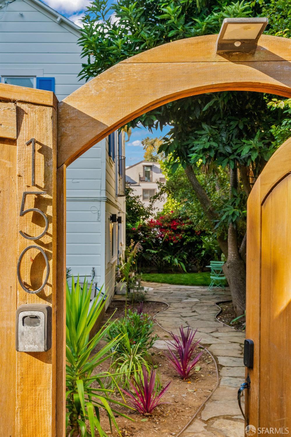Detail Gallery Image 2 of 33 For 150 Kingston St, San Francisco,  CA 94110 - 2 Beds | 1/1 Baths