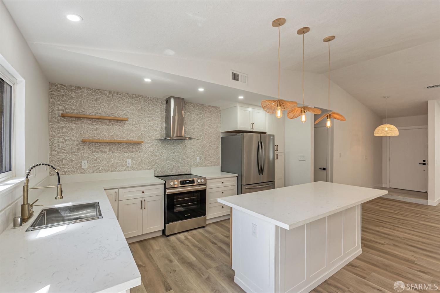 Detail Gallery Image 10 of 31 For 372 Glacier Dr, Martinez,  CA 94553 - 4 Beds | 2 Baths