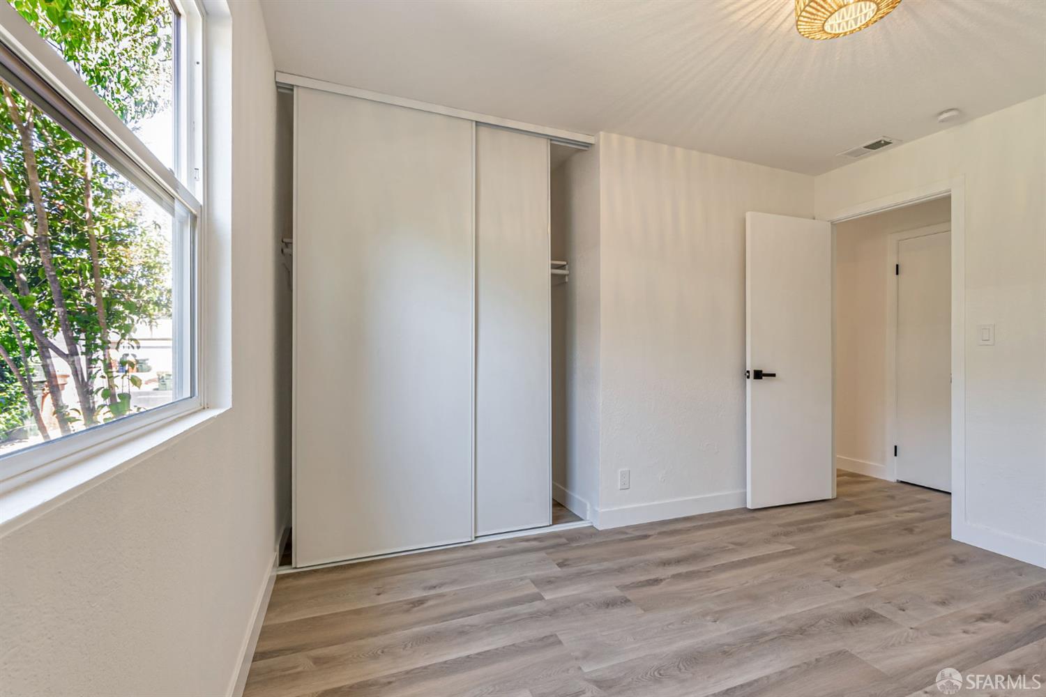 Detail Gallery Image 14 of 31 For 372 Glacier Dr, Martinez,  CA 94553 - 4 Beds | 2 Baths