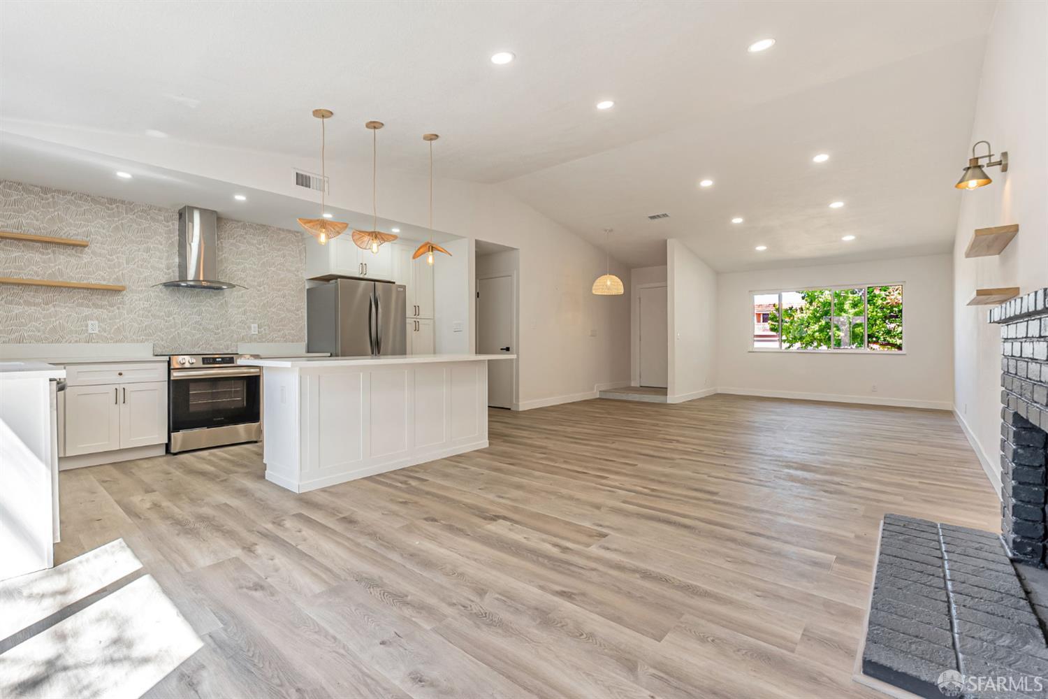 Detail Gallery Image 8 of 31 For 372 Glacier Dr, Martinez,  CA 94553 - 4 Beds | 2 Baths