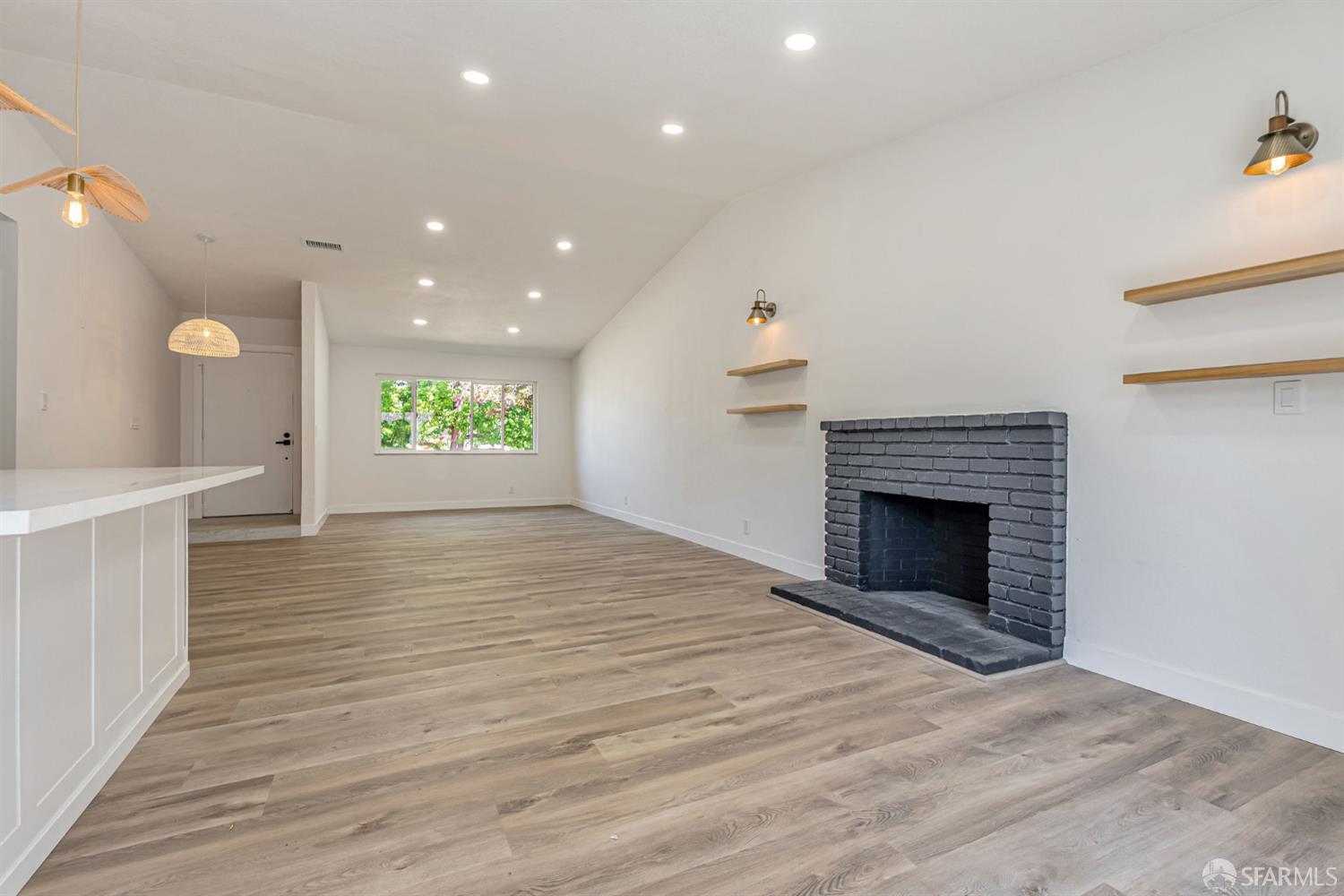 Detail Gallery Image 7 of 31 For 372 Glacier Dr, Martinez,  CA 94553 - 4 Beds | 2 Baths