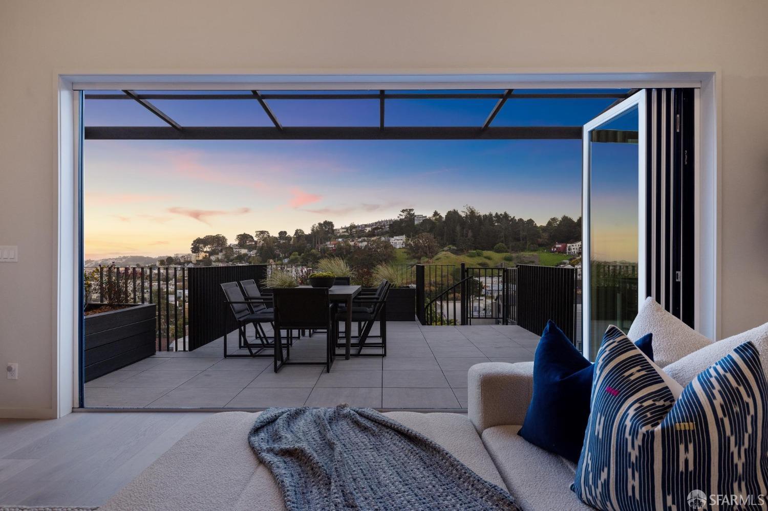 Detail Gallery Image 53 of 60 For 479 28th St, San Francisco,  CA 94131 - 7 Beds | 6/1 Baths