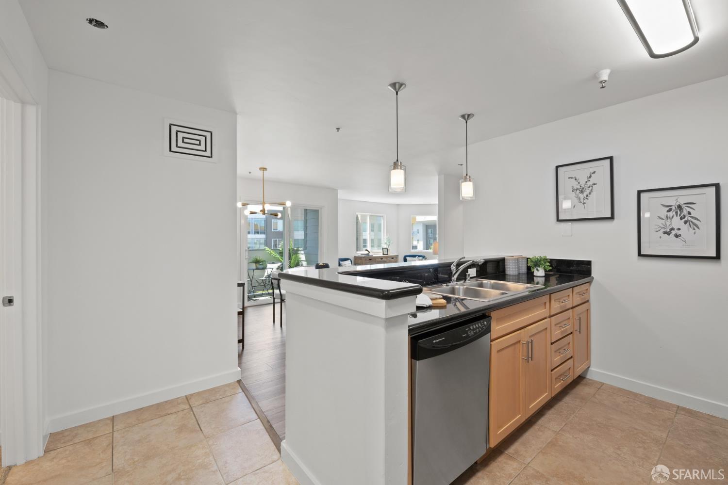 Detail Gallery Image 5 of 36 For 6400 Christie Ave #5201,  Emeryville,  CA 94608 - 2 Beds | 2 Baths