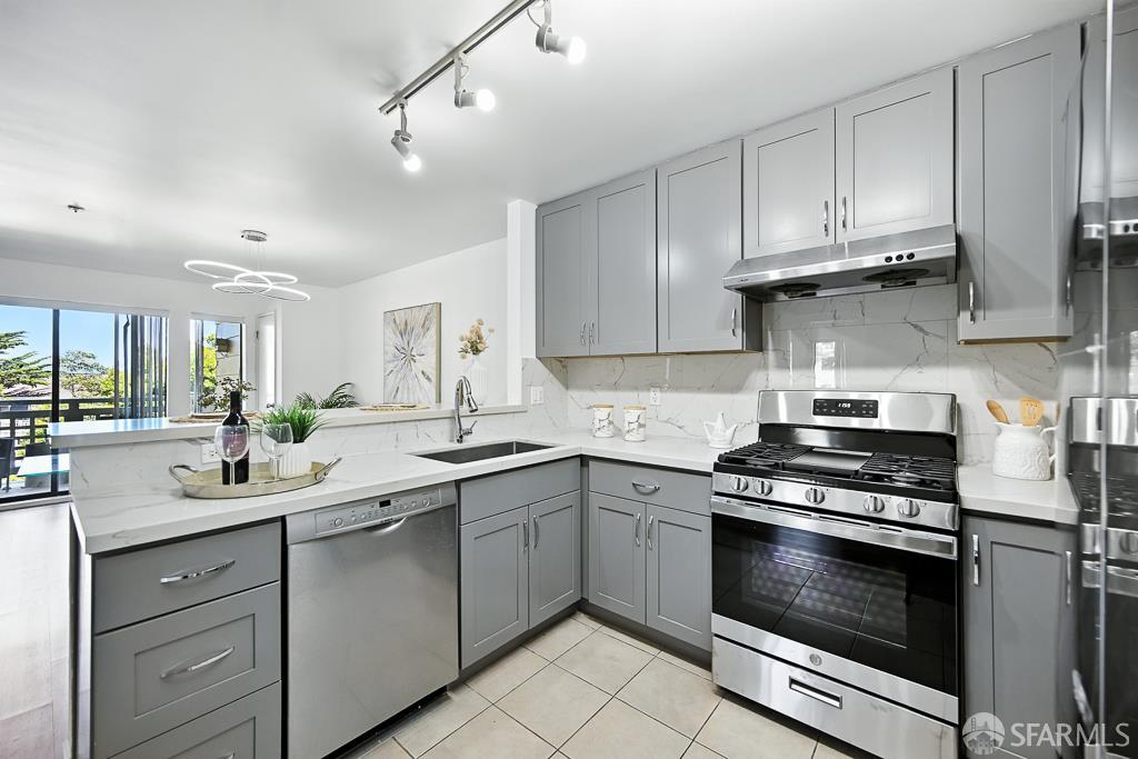 Detail Gallery Image 3 of 54 For 305 Oak Ct, Daly City,  CA 94014 - 3 Beds | 2 Baths