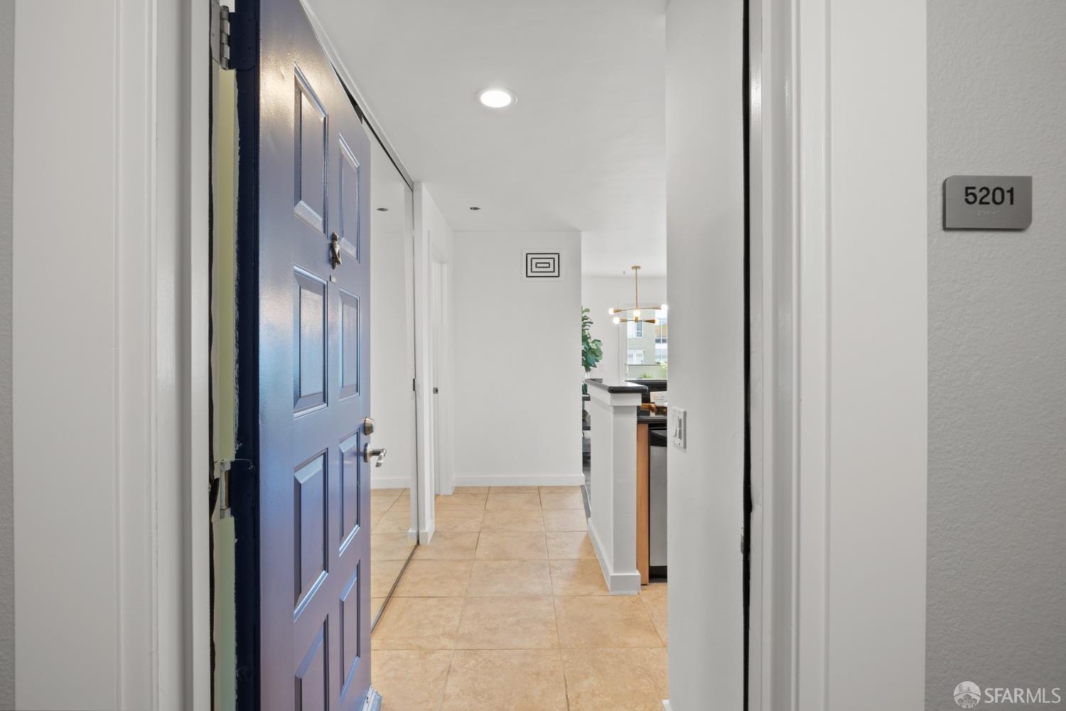 Detail Gallery Image 4 of 36 For 6400 Christie Ave #5201,  Emeryville,  CA 94608 - 2 Beds | 2 Baths