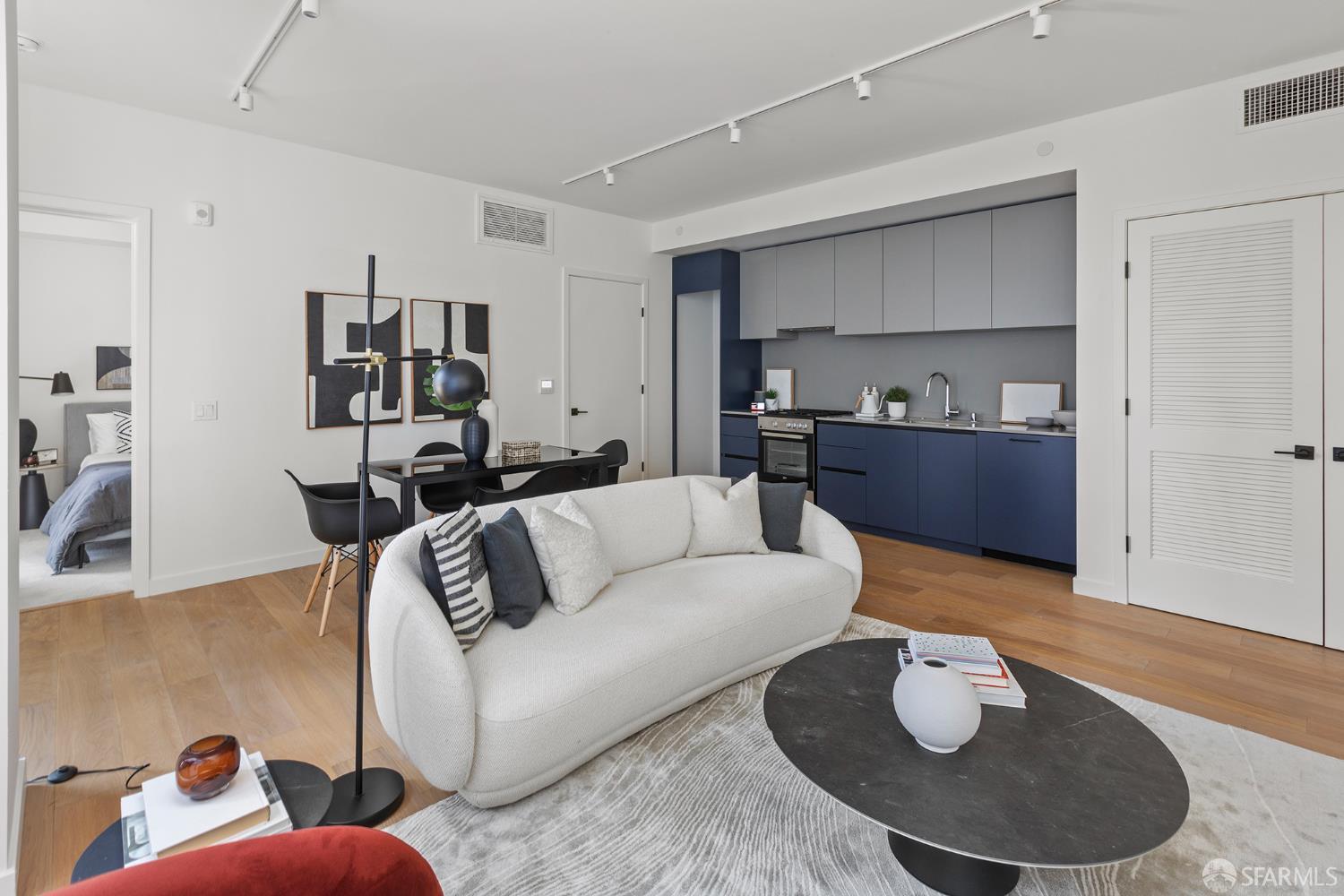 Photo #2: 425066444 Listing 