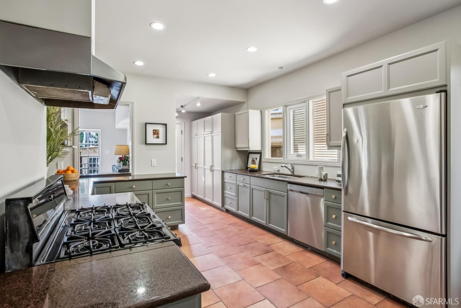Detail Gallery Image 11 of 17 For 21 5th Ave, San Francisco,  CA 94118 - 4 Beds | 2/1 Baths
