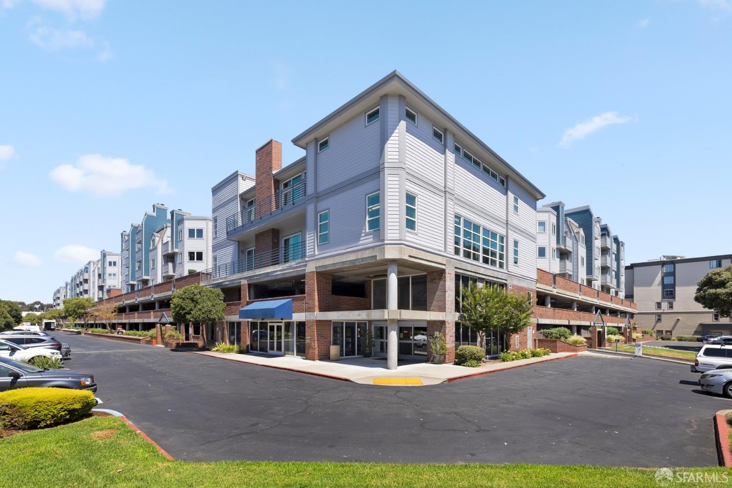 Detail Gallery Image 2 of 36 For 6400 Christie Ave #5201,  Emeryville,  CA 94608 - 2 Beds | 2 Baths