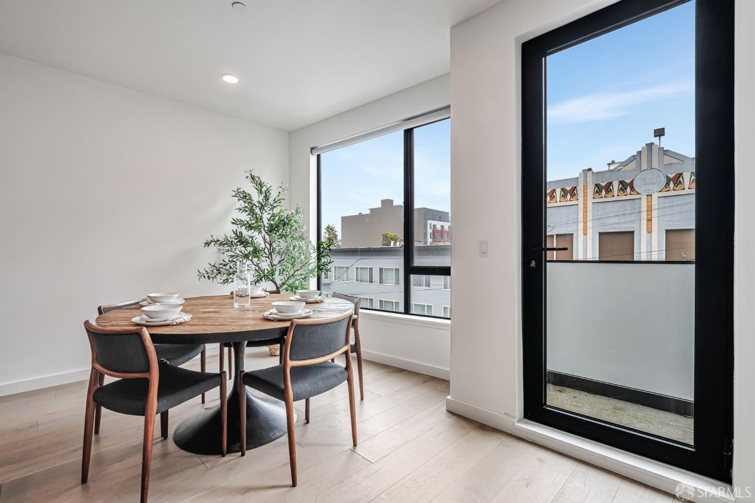 Detail Gallery Image 3 of 21 For 2 Russia Ave #202,  San Francisco,  CA 94112 - 3 Beds | 3 Baths