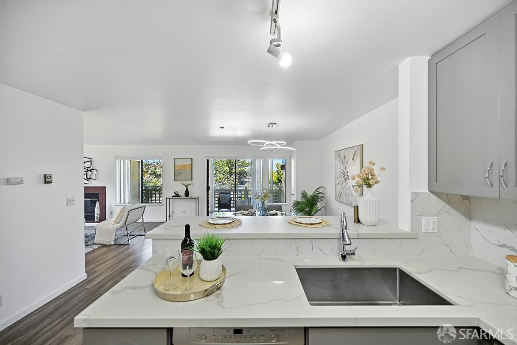 Detail Gallery Image 5 of 54 For 305 Oak Ct, Daly City,  CA 94014 - 3 Beds | 2 Baths