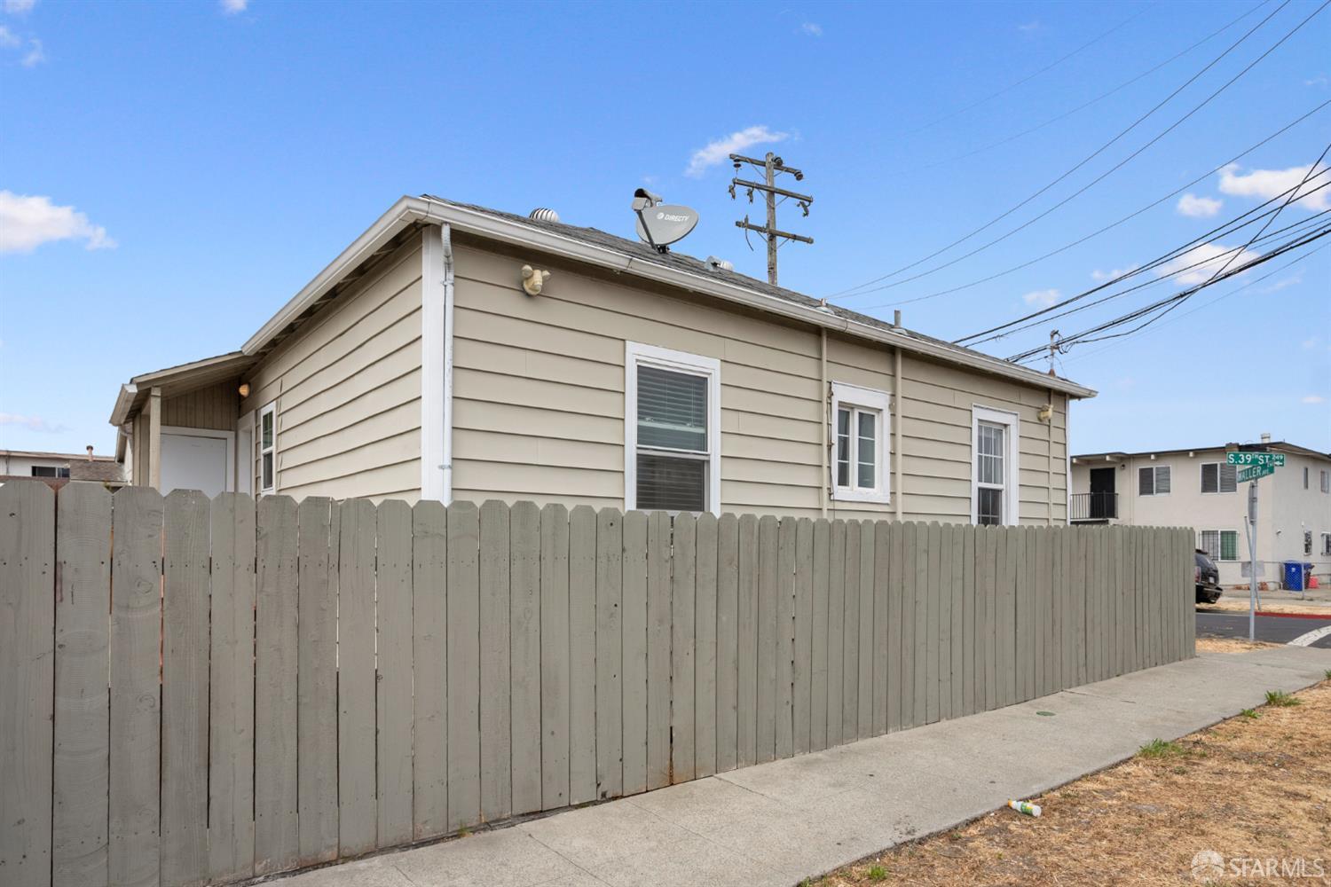 Detail Gallery Image 2 of 32 For 3834 Waller Ave, Richmond,  CA 94804 - 2 Beds | 1 Baths