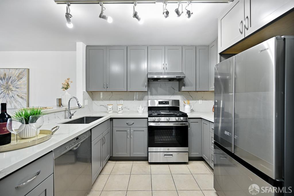 Detail Gallery Image 2 of 54 For 305 Oak Ct, Daly City,  CA 94014 - 3 Beds | 2 Baths