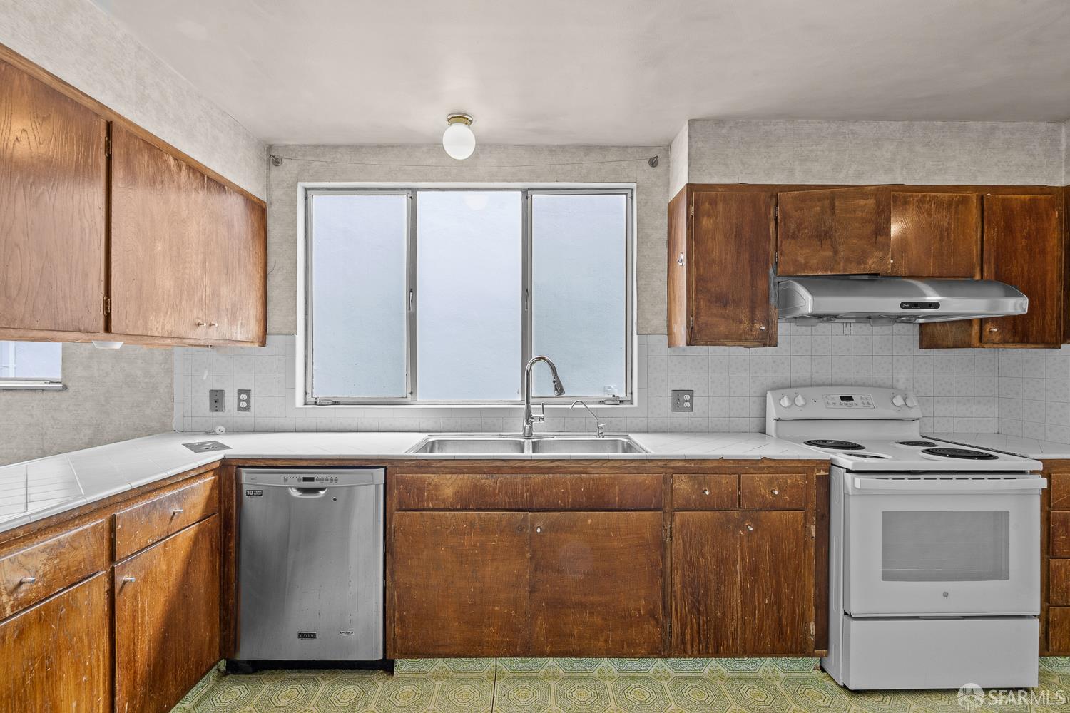Detail Gallery Image 3 of 27 For 83 Parkside Ave, Daly City,  CA 94015 - 3 Beds | 2/1 Baths