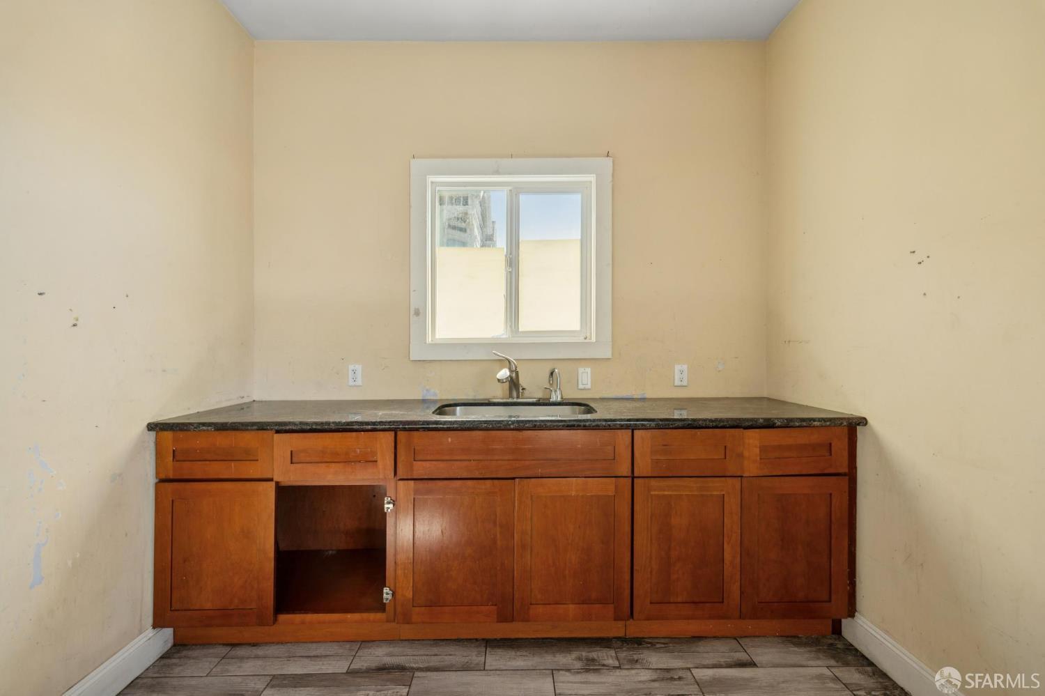 Detail Gallery Image 13 of 31 For 1005 E 12th St, Oakland,  CA 94606 - 4 Beds | 2 Baths