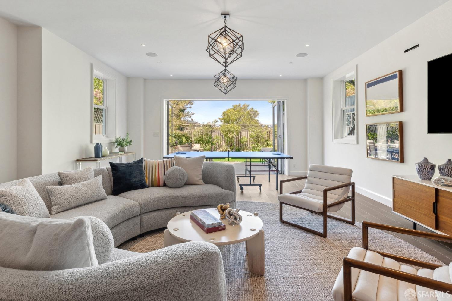Detail Gallery Image 5 of 65 For 2730 Vallejo St, San Francisco,  CA 94123 - 6 Beds | 4/2 Baths