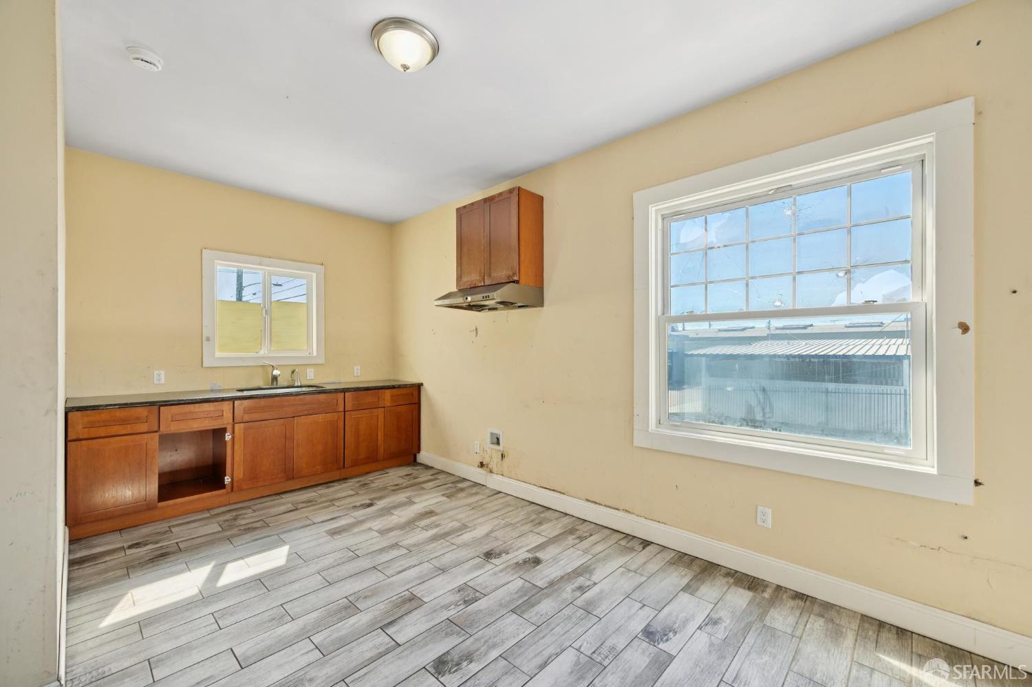 Detail Gallery Image 12 of 31 For 1005 E 12th St, Oakland,  CA 94606 - 4 Beds | 2 Baths
